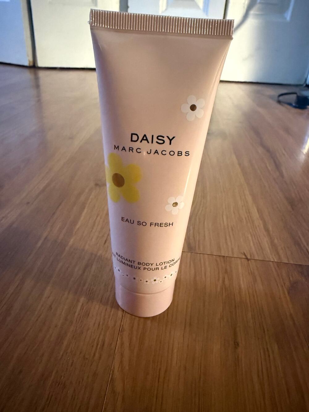 Marc Jacobs Daisy Eau So Fresh Radiant Body Lotion 2.5 oz / 75 ml New